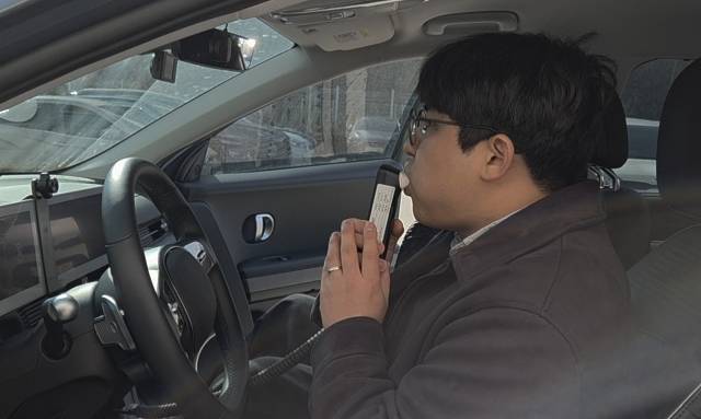 기자가 5일 한국도로교통공단의 도움을 받아 음주운전 잠금장치를 체험하고 있다. 사진=김중곤 기자