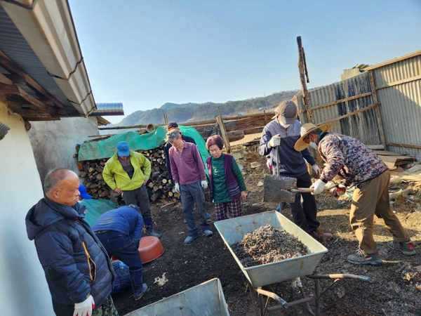 ▲ 음성군 소이면 봉전1리 주민들이 화재 현장을 정리하고 있다. 음성군 제공
