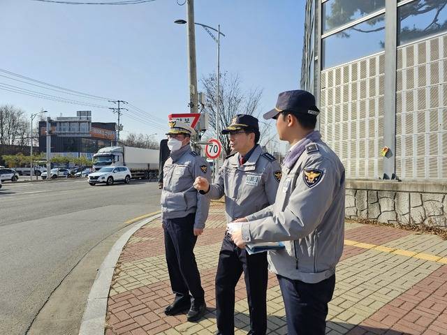 ▲ 윤치원 청주청원경찰서장이 4일 청원구 오창읍 창리사거리에서 교통사고예방을 위한 점검을 실시하고 있다./청주청원경찰서 제공