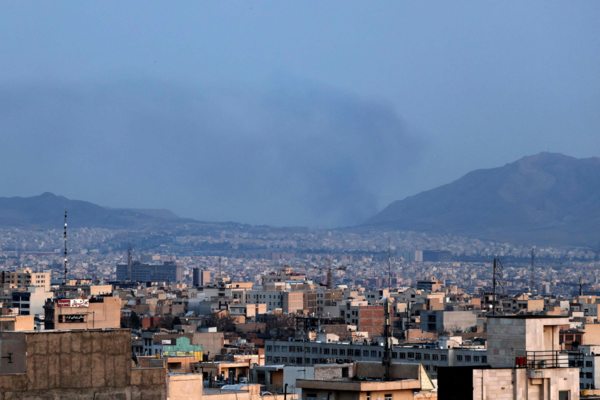 이란 수도 테헤란의 검은 연기. 연합뉴스
