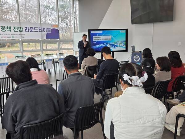 광주광역시는 광주지속가능발전협의회와 함께 5일 광주에너지파크 해담마루에서 '제7차 대자보(대중교통·자전거·보행 중심) 도시 광주 시민포럼'를 개최했다. 광주광역시 제공