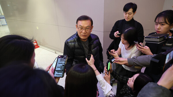 취재진과 인터뷰하는 중동 여행객. 연합뉴스