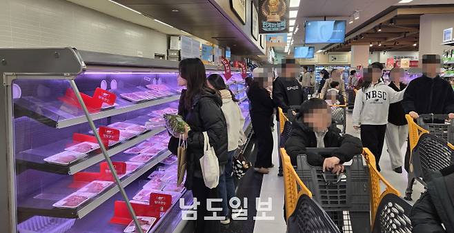 돼지고기와 한우, 닭고기 등 주요 육류 가격이 1년 사이 두 자릿수 상승률을 기록하면서 가계의 밥상 물가 부담이 빠르게 커지고 있다. 이에 대형마트들은 장바구니 체감 물가를 낮추기 위해 할인행사에 총력을 다하는 모습이다. 사진은 삼겹살데이를 하루 앞둔 지난 2일 광주 서구 한 대형마트 정육코너 앞 가족단위로 방문한 소비자들 모습. /정희윤 기자 star@namdonews.com