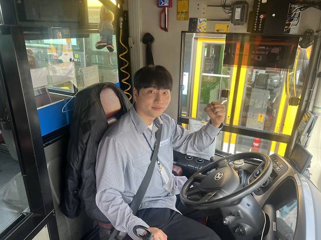 과거 청년층이 기피하던 버스 운전직이 안정적인 임금과 고용 여건을 바탕으로 새로운 일자리로 떠오르고 있다. 사진은 5일 광주 광산구 첨단종점에서 만난 박재우(29) 버스기사가 운전석에 앉아 있는 모습. /박건우 기자