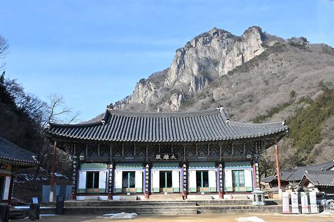 백양사 대웅전 뒤로 보이는 백암산 암벽이 장관이다.