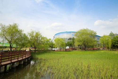 부천호수식물원 ‘수피아’가 보이는 상동호수공원 전경. /부천시 제공