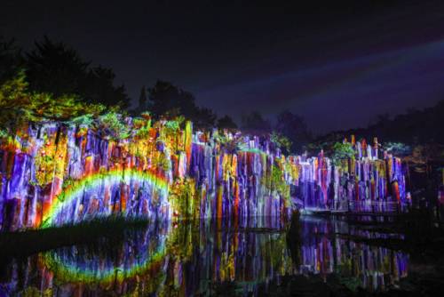 지난해 10월 부천자연생태공원 내 ‘야간 미디어 테마파크 루미나래’에서 프리쇼가 진행되고 있다. /부천시 제공