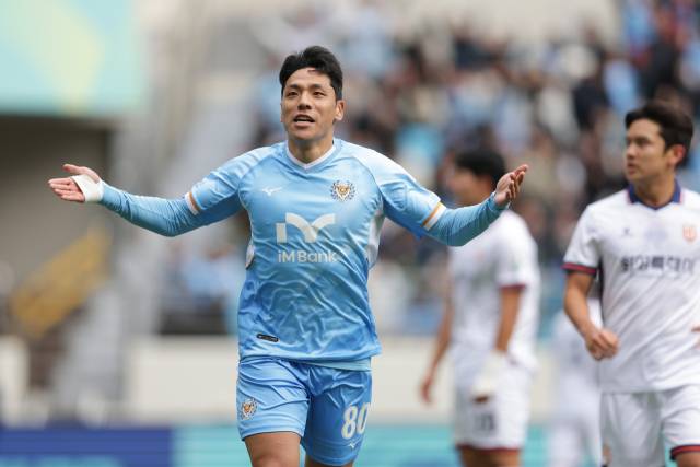 프로축구 대구FC 박대훈이 1일 대구아이엠뱅크파크에서 열린 K리그2 개막전에서 골을 넣고 세리머니를 하고 있다. K리그 제공.