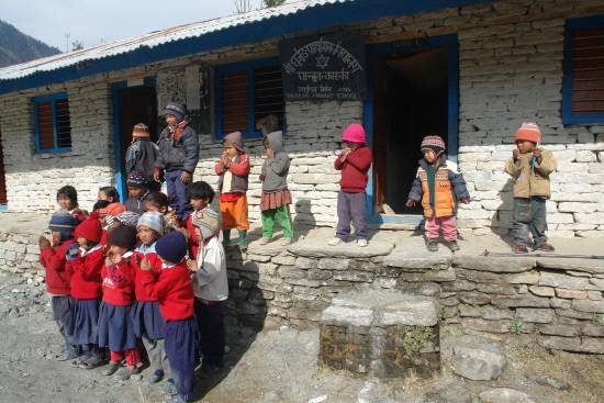 고개를 넘고 개울을 건너, 마을을 지나다 소학교를 만났습니다. 산골 아이들이라 꾸밈없이 순박하고 하나같이 눈빛이 맑네요. 준비해간 학용품과 선물을 전하며, 이들에게도 문명의 혜택이 하루속히 전해지길 기원해봅니다.