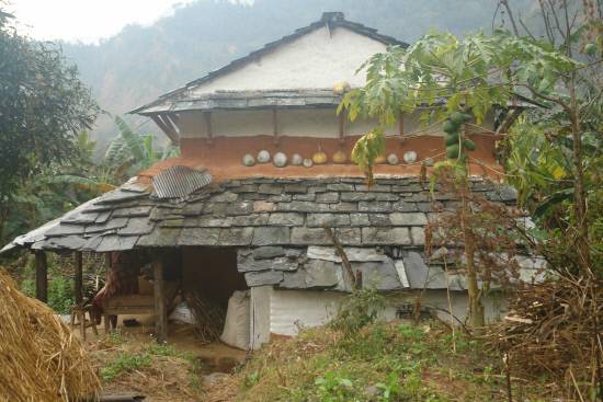 하루 8-10시간을 걷다 보면 여러 곳의 산간 마을을 지나치게 됩니다. 저지대 산록에서는 아열대에서나 볼 수 있는 바나나와 파파야도 볼 수 있지요. 고도와 환경에 따라 건축구조나 마을 분위기는 물론, 식물상도 아열대와 난대에서 한대에 이르기까지 매우 특이하고 다양합니다.