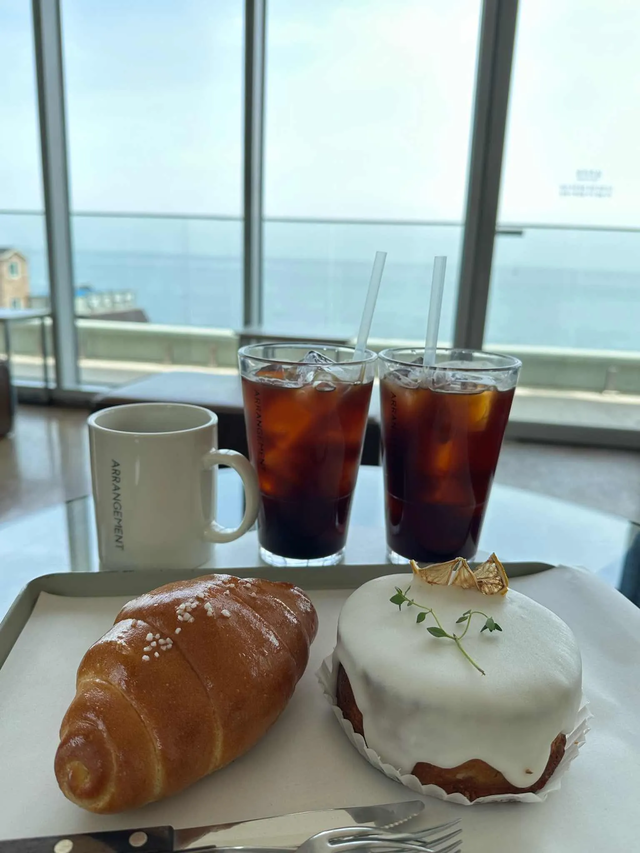 드립커피 아이스와 핫 그리고 빵을 곁들여 즐거운 시간을 보내고 있다. (드립커피 전문 커피숍 어레인지먼트 제공)