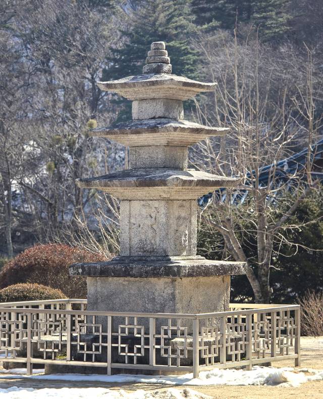 보물로 지정된 수도암 삼층석탑