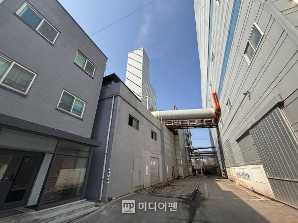 소각시설 앞 굴뚝에서 희미하게 나오는 연기는 수중기다../사진 미디어펜 조태민 기자