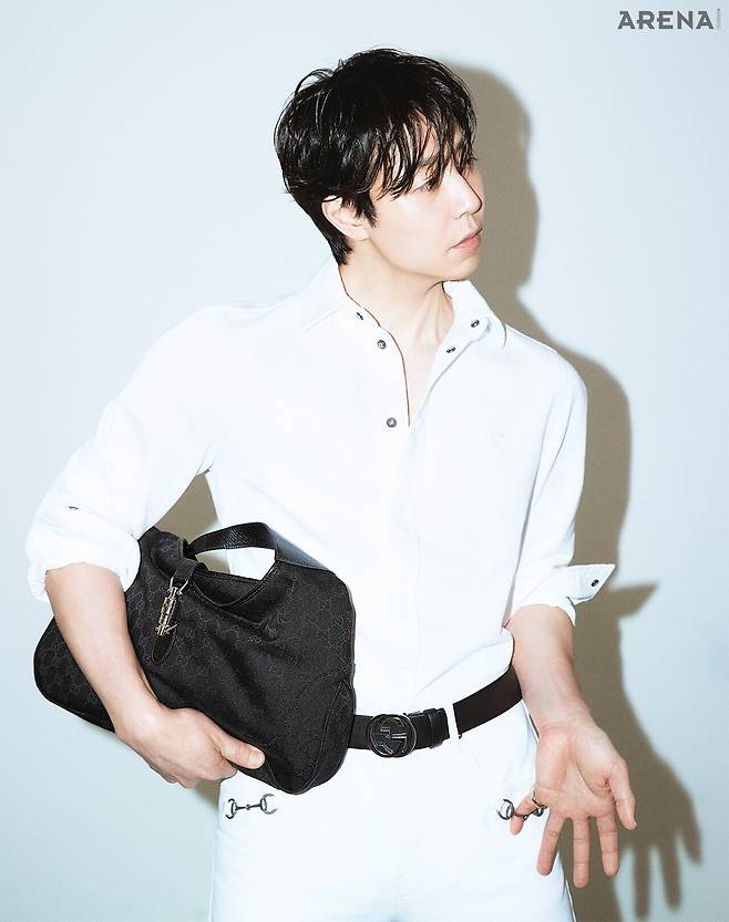 구찌 크레스트 임브로이더리 디테일의 화이트 코튼 데님 셔츠·홀스빗 디테일의 화이트 코튼 데님 팬츠·실버 톤 피스톤 클로저 디테일의 구찌 재키 1961 블랙 GG 캔버스 라지 백·인터로킹 G 버클 디테일의 블랙 레더 벨트 모두 가격미정 구찌 제품.