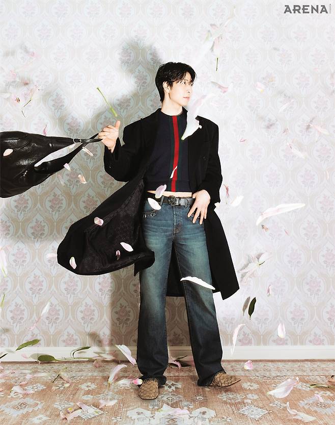 구찌 크레스트 브로치 디테일의 다크 블루라이트 캐시미어 코트·웹 디테일의 인타르시아 파인 니트 울 스웨터·홀스빗 디테일의 다크 블루 워시드 코튼 데님 팬츠·홀스빗 디테일의 빈티지 샌드 브라운 GG 캔버스 로퍼·실버 톤 피스톤 클로저 디테일의 구찌 재키 1961 블랙 소프트 그레이니 레더 라지 백·인터로킹 G 버클 디테일의 블랙 레더 벨트 모두 가격미정 구찌 제품.