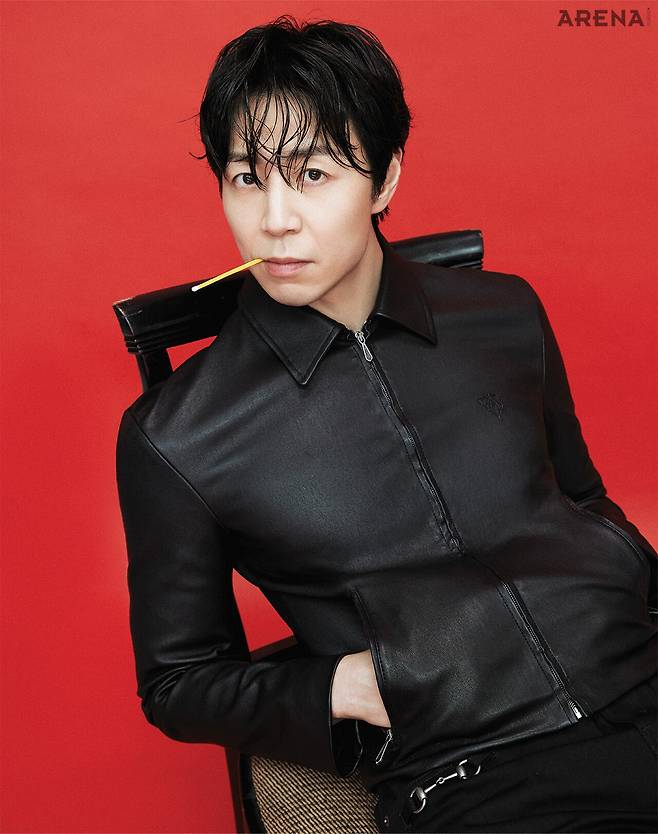 구찌 크레스트 엠보스 디테일의 블랙 워시드 스트레치 나파 레더 재킷·홀스빗 디테일의 블랙 코튼 데님 팬츠 모두 가격미정 구찌 제품.