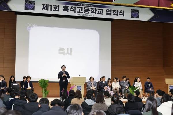 박일하 동작구청장이 지난 3일, 동작구 흑석동 흑석고등학교에서 열린 제1회 입학식에 참석해 축사를 하고 있다.&nbsp;ⓒ동작구