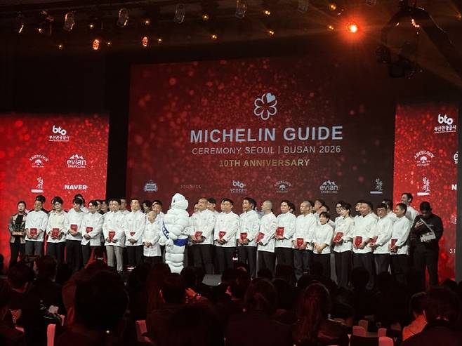 5일 부산 해운대구 시그니엘 부산에서 열린 미쉐린 가이드 서울&부산 2026 행사에 참석한 쉐프들이 기념사진을 찍고 있다. (사진=김명상 기자)