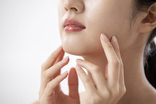 볼살이 아래로 처지면 얼굴이 넓어 보이고 인상이 피곤해 보일 수 있다. 사진=클립아트코리아