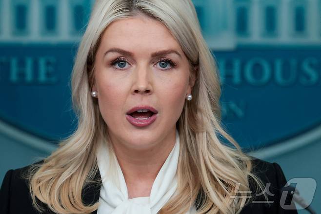 캐롤라인 레빗 백악관 대변인이 4일(현지시간) 워싱턴DC 백악관에서 이란에 대한 미군의 군사작전과 관련한 진행 상황을 브리핑하고 있다. 2026.03.04. ⓒ 로이터=뉴스1