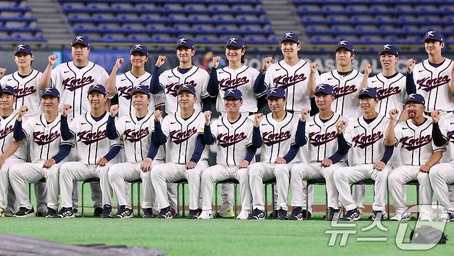 류지현 감독이 이끄는 2026 월드베이스볼클래식(WBC) 대한민국 국가대표팀이 4일 일본 도쿄돔에서 공식 훈련을 마친 뒤 단체 기념촬영을 하고 있다. 2026.3.4 ⓒ 뉴스1 구윤성 기자