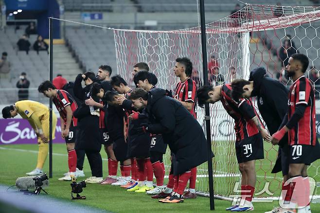 4일 오후 서울시 마포구 월드컵로 서울월드컵경기장에서 열린 아시아축구연맹(AFC) 챔피언스리그 엘리트(ACLE) 16강 1차전 FC서울과 비셀 고베의 경기에서 1대 0으로 패한 FC서울 선수들이 서포터즈를 향해 인사하고 있다. 2026.3.4 ⓒ 뉴스1 박정호 기자