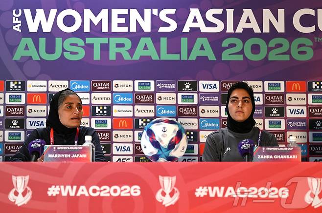 이란 여자축구대표팀 자파리 감독(왼쪽) ⓒ 로이터=뉴스1