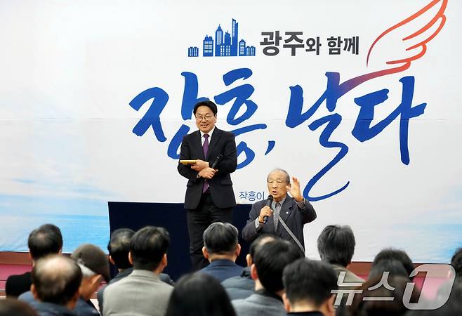 강기정 광주광역시장이 5일 장흥군민회관 대회의실에서 열린 '광주전남 통합 장흥군 상생토크'에 참석해 광주전남 통합의 필요성과 장흥군 발전 방안에 대해 군민들과 소통하고 있다. (광주광역시 제공. 재판매 및 DB금지) 2026.3.5 ⓒ 뉴스1