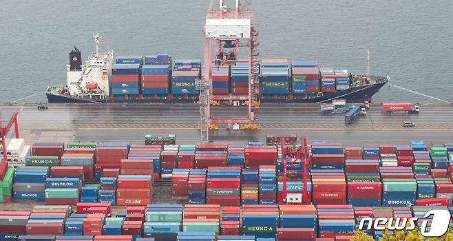 부산 남구 신선대 부두에서 컨테이너선들이 하역작업을 하고 있다. ⓒ 뉴스1 김영훈 기자