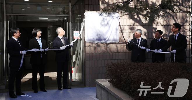 권창영 2차 종합특검팀 특별검사(가운데)와 특검보들이 지난 25일 경기 과천시 2차 종합특검팀 사무실 앞에서 현판식을 갖고 있다. 2026.2.25 ⓒ 뉴스1 김영운 기자