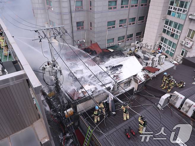 5일 오후 서울 종로구 봉익동 건물에서 화재가 발생해 소방대원들이 화재를 진압하고 있다. 이번 화재로 5명이 대피했다. 2026.3.5 ⓒ 뉴스1 박지혜 기자