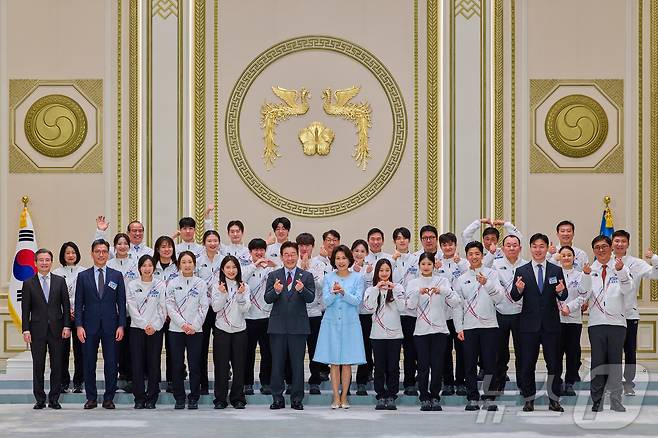 이재명 대통령과 김혜경 여사가 5일 청와대 영빈관에서 열린 2026 밀라노-코르티나담페초 동계올림픽 선수단 격려 오찬에서 참석자들과 기념촬영을 하고 있다. (청와대 제공. 재판매 및 DB 금지) 2026.3.5 ⓒ 뉴스1 이재명 기자
