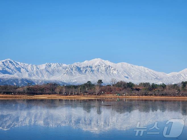 경칩을 하루 앞둔 4일 강원 속초시 설악산이 전날 내린 눈으로 한 폭의 수묵화 같은 설경을 뽐내고 있다. 미세먼지 없는 쾌청한 하늘이 펼쳐지며 영랑호와 청초호 등지에서는 눈 덮인 울산바위를 필두로 겨울왕국 같은 아름다운 장관을 연출했다.(속초시 제공, 재판매 및 DB 금지) 2026.3.4 ⓒ 뉴스1 윤왕근 기자