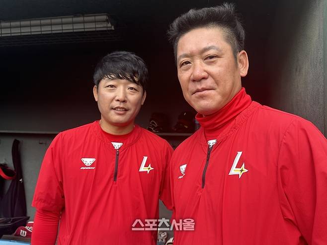 SSG 조동화(왼쪽)-조동찬 코치가 3일 일본 미야자키 아야니시키바루 구장에서 취재진과 인터뷰를 마친 뒤 포즈를 취하고 있다. 미야자키 | 이소영 기자 sshong@sportsseoul.com