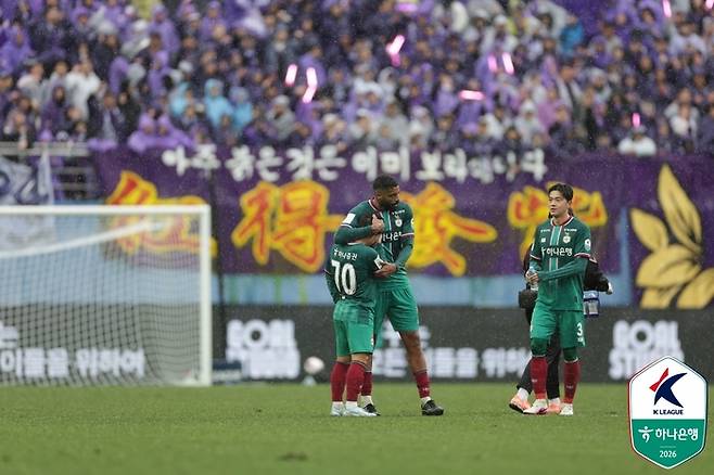 디오고(가운데)가 2일 안양전에서 페널티킥 실축한 김현욱을 위로하고 있다. 사진 | 한국프로축구연맹