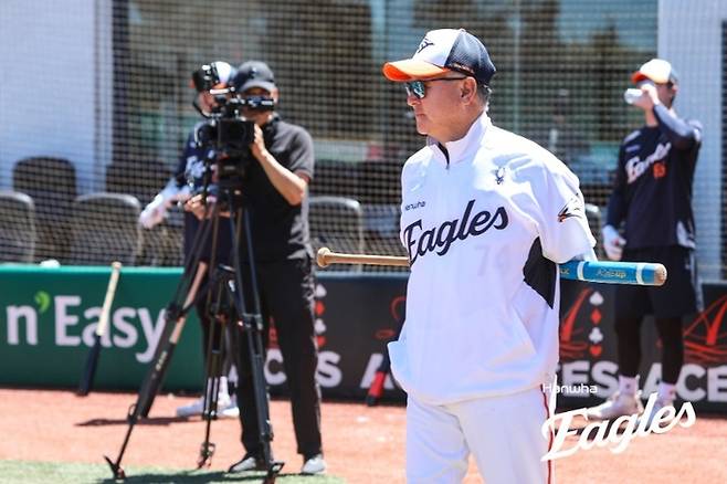 한화 김경문 감독이 호주 멜버른에서 진행한 스프링캠프서 선수들 훈련을 지켜보고 있다. 사진 | 한화 이글스