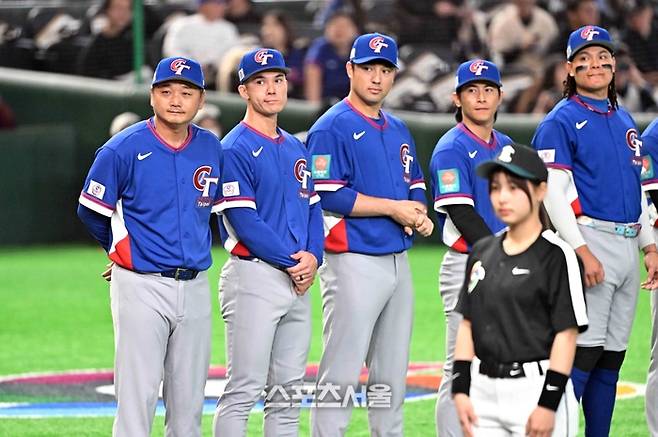 WBC 대만야구대표팀의 정하오쥐(맨 왼쪽)이 5일 일본 도쿄 도쿄돔에서 열린 호주와의 경기에 앞서 선수들과 함께 식전행사를 진행하고 있다. 도쿄(일본) | 박진업 기자 upandup@sportsseoul.com