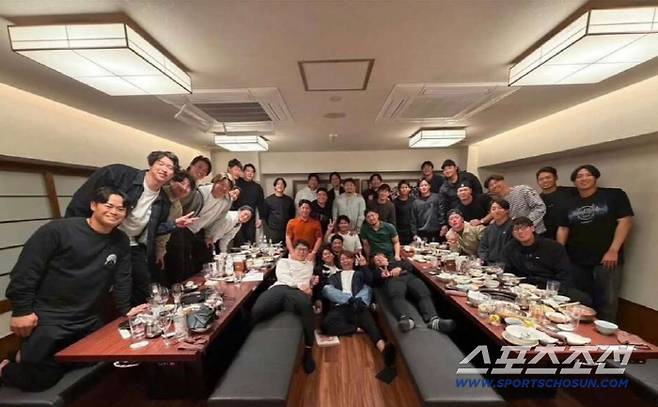 30명 전원이 합류해 완전체가 된 일본야구대표팀 선수들이 1일 오사카의 한 음식점에서 선전을 다짐하는 회식을 했다.  사진캡처=오타니 쇼헤이 SNS