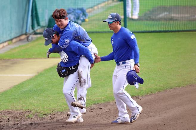 삼성 장승현이 2일 KIA와의 연습경기서 주루 도중 햄스트링 부상을 당해 업혀서 더그아웃으로 나가고 있다.  사진제공=삼성 라이온즈