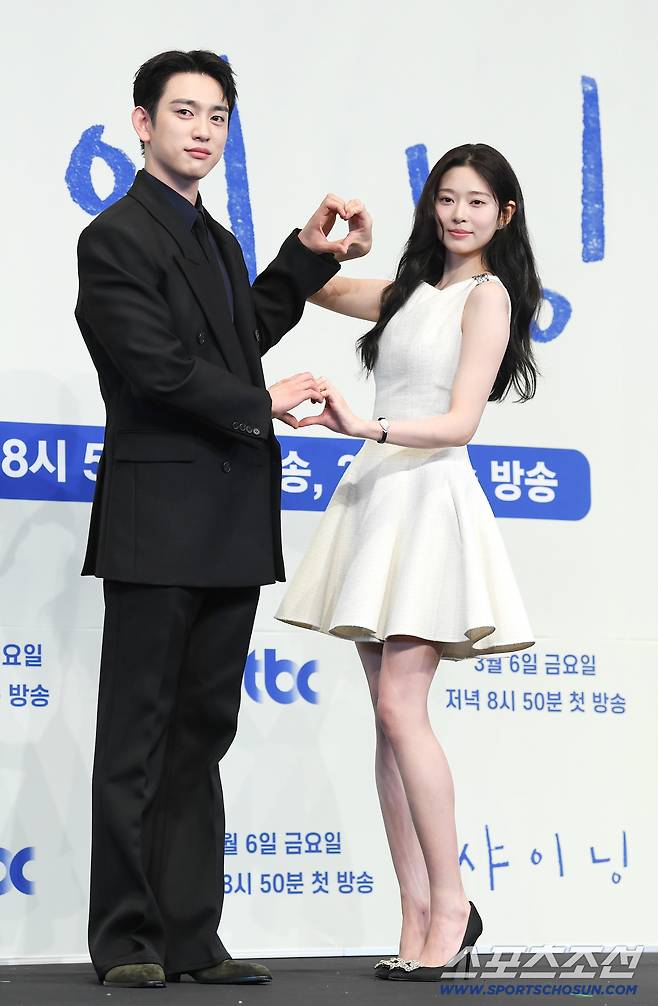 Jtbc 금요시리즈 '샤이닝' 제작발표회가 5일 오후 서울 신도림동 더링크호텔에서 열렸다. 배우 박진영과 김민주가 포즈 취하고 있다. 정재근 기자 cjg@sportschosun.com/2026.3.5/