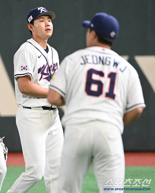 4일 일본 도쿄돔에서 열린 WBC(월드베이스볼클래식) 한국 대표팀의 공식훈련. 체코전 선발로 예고된 소형준이 캐치볼을 마친 후 발걸음을 옮기고 있다. 도쿄(일본)=허상욱 기자wook@sportschosun.com/2026.03.04/