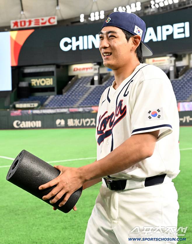 4일 일본 도쿄돔에서 열린 WBC(월드베이스볼클래식) 한국 대표팀의 공식훈련. 훈련 전 이정후가 이야기를 나누며 미소짓고 있다. 도쿄(일본)=허상욱 기자wook@sportschosun.com/2026.03.04/