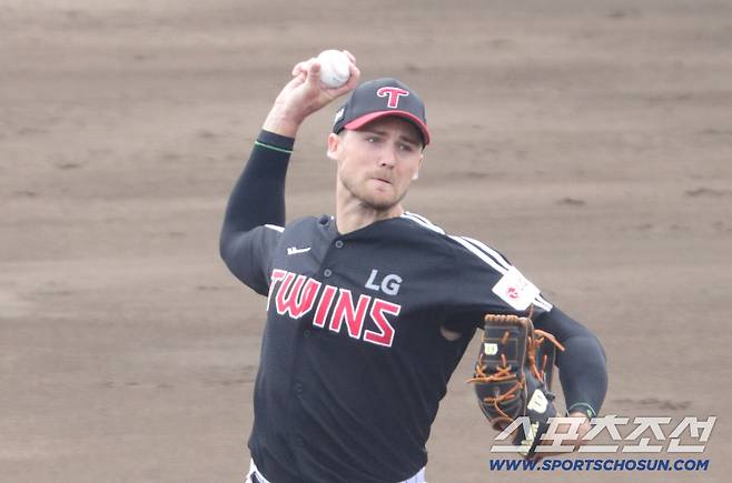 LG 트윈스 톨허스트가 5일 삼성 라이온즈와의 연습경기서 역투하고 있다. 사진제공=LG 트윈스