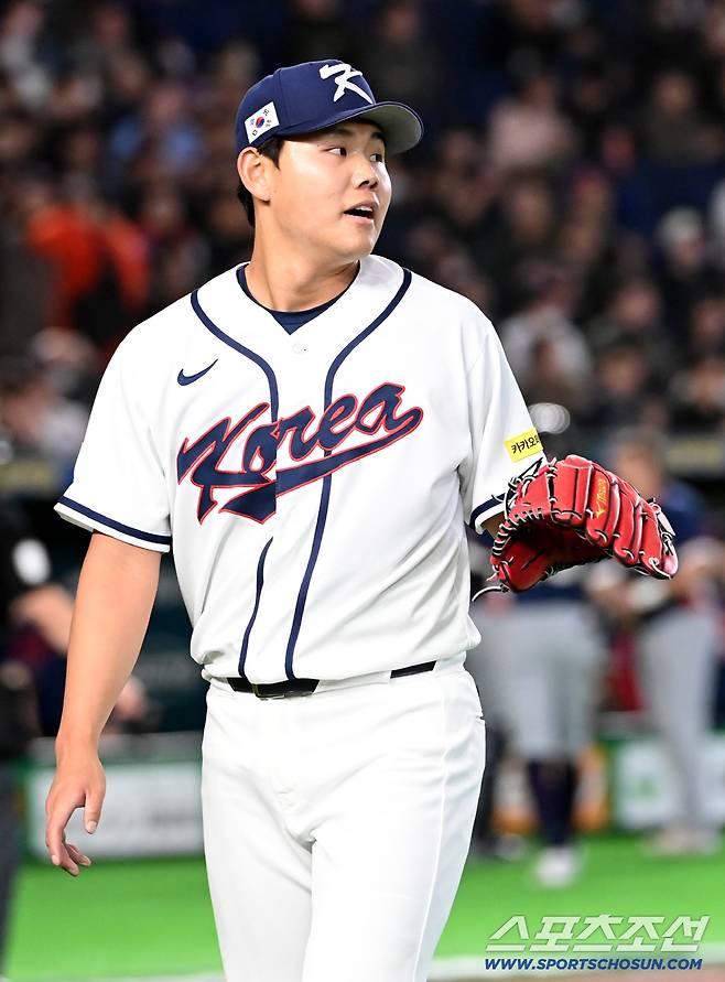 5일 일본 도쿄돔에서 열린 WBC(월드베이스볼클래식) 한국과 체코의 경기. 2회초 2사 만루 위기를 무실점으로 넘긴 소형준이 동료들을 맞이하고 있다. 도쿄(일본)=허상욱 기자wook@sportschosun.com/2026.03.05/