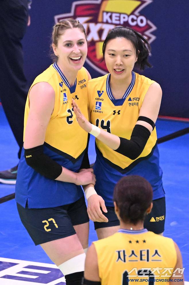 3일 수원실내체육관에서 열린 V리그 여자부 현대건설과 도로공사의 경기. 현대건설 카리와 양효진이 득점을 성공한 후 기뻐하고 있다. 수원=허상욱 기자wook@sportschosun.com/2026.02.13/