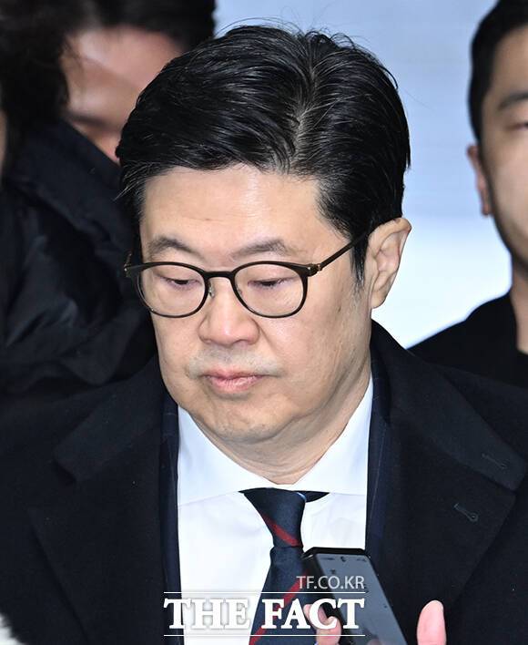 '홈플러스 사태'로 특정경제범죄가중처벌법상 사기 및 자본시장법 위반 혐의를 받는 김병주 MBK파트너스 회장이 지난 1월 13일 오전 서울 서초구 서울중앙지방법원에서 열린 구속 전 피의자 심문(영장실질심사)에 출석하고 있다. /박헌우 기자