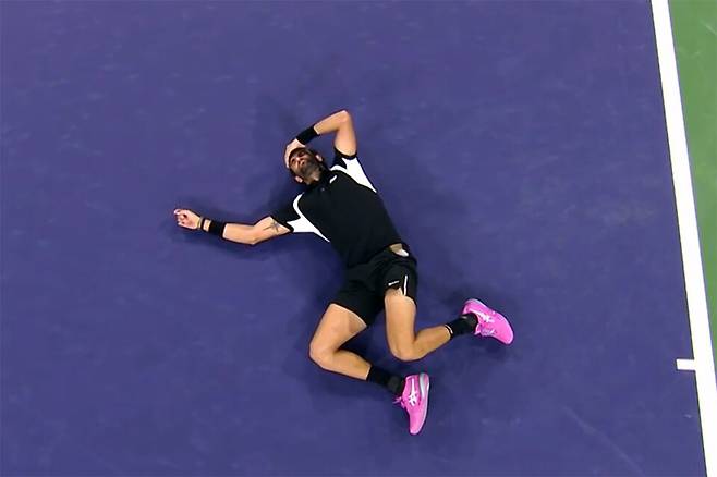 코트 위에서 괴로워하는 베레티니. 다행히도 승리 확정 후였다. / ATP TV 캡처