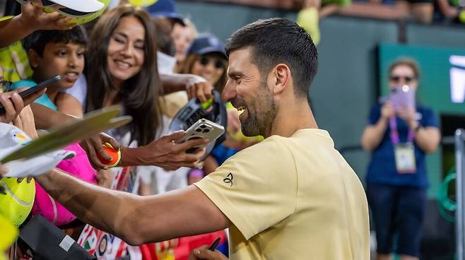 팬들의 사인공세를 받고 있는 노박 조코비치. 사진 ATP 투어