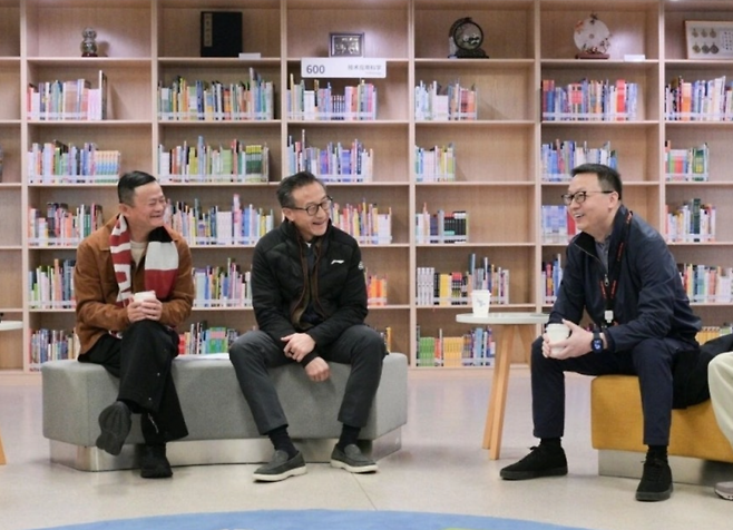 알리바바 창업자 마윈이 새 학기를 맞은 일선 학교에 방문해 인공지능(AI) 시대 교육에 대한 견해를 밝혔다. 윈구(雲穀) 교육 위챗