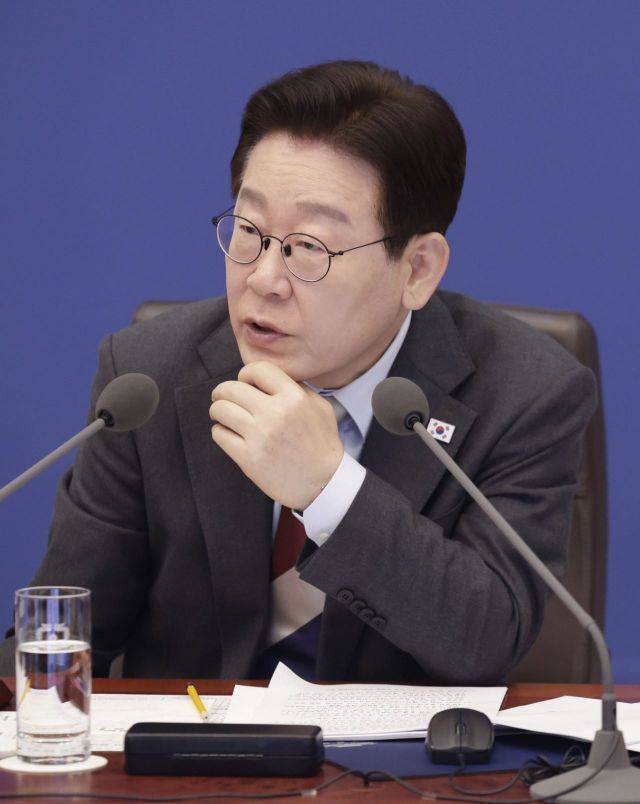 이재명 대통령이 5일 청와대에서 열린 중동 상황 대응책 논의를 위한 국무회의에서 발언하고 있다. 연합뉴스